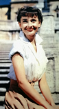 1953年《罗马假日》
这是让奥黛丽·赫本收获世纪关注的一部电影，故事的时间跨度并不长，所以赫本的造型变换并不多。赫本整部电影的造型出自好莱坞戏服大师伊迪丝·海德 (Edith Head)之手，无论是长发变卷短发的清新装扮，还是轻奢复古的公主着装，都透出赫本天生的高贵气质。