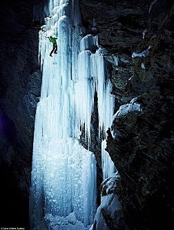 夜攀152米冰瀑