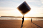 这是由英国威斯敏斯特大学Sash Reading和Ivan Morison设计的立方体风筝Three Cubes
Collide ，由1700个3D打印出的连接器、碳纤维棒条及航天面料等组合而成，不仅结实耐用，
而且质量轻便。