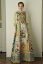 Alberta Ferretti昨日在showroom发布2016春夏限量系列。19世纪的贵族元素：花朵、鎏金花纹、薄纱...每一个模特都是油画中走出来的贵族小姐 #LimitedEdition16#