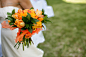 各种橙色元素，质朴的鲜花容器，打造的橙色婚礼