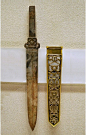 玉剑、镂空龙纹金剑鞘 梁代村芮国26号墓。最华贵的展品：芮桓公的玉剑和镂空龙纹金剑鞘，这是历史上第一次出土这种形式的剑。