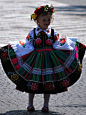 #绘画参考# 波兰民族服装之一， Lowicz （沃维奇）服饰~ 以花冠装饰的红色头巾，色彩鲜艳的宽条纹围裙，裙子上装饰的花纹一般是金盏花，节日甚至是婚礼上的均会有穿着。