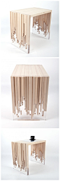 俄罗斯家具设计师 Eugene Tomsky 为俄罗斯 ArtFuture 设计学院设计了一款名为「失重（weightlessness）」的桌子，由枫木条和有机玻璃板做成，在有机玻璃上有一些长方形开孔，里面镶嵌有木条，最终的效果为桌子仿佛失重，漂浮在空中。