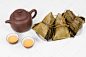 Chinesedumplings，在白色的背景，与中国的茶，粽子庆祝端午节