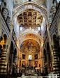 钟飙意大利比萨教堂内部的祭坛 同相对朴素的外部装饰相比，内部装饰却竭尽靡丽之能事。