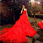 时尚韩版性感吊带长拖尾红色婚纱礼服。 欧美皇室经典版型，时尚大气奢华，彰显惊艳耀眼明星风范。值得让你的一生一次永远典藏。