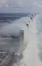Spectacular 'cloud tsunami' rolls over Florida high-rise condos - PhotoBlog --吾非颜