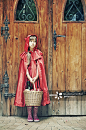 Little Red Riding Hood by the door_创意图片