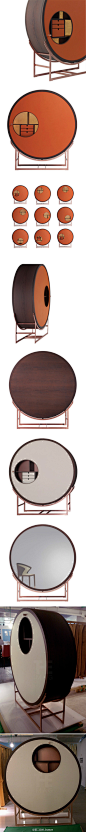 Onar圆形柜，由旋转门进入内部的不同部分,柜内有LED照明，采用巴西 Sucupira 木框架, 皮革抽屉, 柜子背方装有茶镜。这是意大利品牌CHI WING LO的作品，工作室是由中国建筑师卢志荣成立。他活跃于意大利的设计领域将近二十年，是唯一一位被久负盛名的意大利当代设计圈认可的华裔建筑师，设计师。