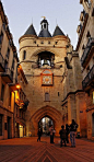 The Grosse Cloche in Bordeaux, France (by KatFib on Flickr)。法国波尔多大钟门，是波尔多前市政厅的钟楼。这是一座罕见的自中世纪保留至今的平民建筑物，15世纪兴建于原来的圣埃洛伊城门（13世纪称为圣雅各伯门）处，毗邻圣埃洛伊教堂（Eglise Saint-Éloi），13世纪此处开了城门，位于圣地亚哥-德孔波斯特拉朝圣之路上。大钟门包括中间相连的两个40米高的圆形塔楼，装饰有金色狮子纹章。在12世纪它原本是四个仅有一层的圆塔。后来在15世纪到17世纪