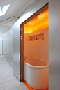 橘色灯光浴室