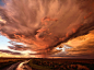 7.15 风暴之后：暗红霞光
绯红色的风暴云低低地徘徊在澳洲昆士兰的春溪（Spring Creek）上空。掌镜人Terence West一路追著这场风暴穿越了昆士兰省南部，在日落时捕捉到这幅风暴后方的影像。「这个画面让我觉得大自然在狂风暴雨过后，又回归了平静，」他写道。