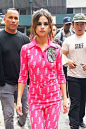 傻脸娜Selena Gomez纽约外出街拍。style单品：套装出自品牌Miu Miu，鞋是Gianvito Rossi。 ​​​​