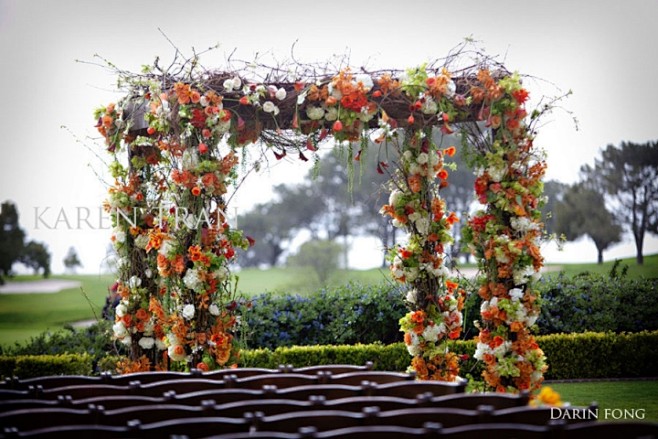 橘色的户外草坪婚礼，这样的花艺造型在婚礼...