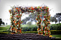 橘色的户外草坪婚礼，这样的花艺造型在婚礼上用的比较少-婚礼素材收集者-汇聚婚礼相关的一切