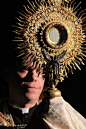 【The Monstrance】在很多照片中能教皇及宗教人员手里举着的东西叫圣体光，里边放的白色的物体就是圣体。常见的有哥特式和罗马式两种，本条微博里的全是罗马式的。更多的款式和样子可以看这里：O错误提示 微博-随时随地发现新鲜事