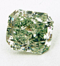 [珠宝知识——绿钻(Green Diamond)] 钻石中的绿色是由于宝石与放射线碰撞的结果。天然的绿钻需要百万年时间形成，而且通常形成中的钻石暴露在铀混合物中或地下水的α粒子中。阿尔法粒子使钻石表面变成绿色，但是如果钻石同时遭遇β和γ射线，那钻石就会呈现更深的绿色调。只有一小部分的钻石会变成纯正的绿色。真正的绿钻相当稀有，目前所知的不多。最大且最有名的是重40.70克拉的德莱斯顿绿钻（Dresden Green）。这颗钻石于18世纪在印度宝山（Golconda）被开采出来。......