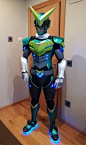 #守望先锋#  国外玩家@MadeOutOfFoam 制作的源氏“战队超人”COS铠甲服装！！太帅了！！！绿绿绿 ​​​​