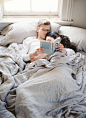 #每日一词#【librocubicularist】n. 拉丁语liber书+cubiculum卧室，在床上看书的人(A person who reads in bed.) 读音[ ,librəʊkju:’bikju:lərist] 所以『I love reading in bed.』的高端说法就是『I am a librocubicularist.』 ​​​​
