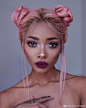 ※ Style Icon ※ 时尚博主 Nyané Lebajoa 黑皮肤照样驾驭二次元粉发，这个妆容也是真芭比啊！
粉色可爱，丸子头 ​​​​