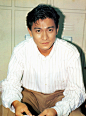 刘德华（Andy Lau），1961年9月出生于中国香港，中国知名演员、歌手、词作人、制片人、电影人，1982年以全优成绩毕业于TVB艺训班签约出道，同年凭《猎鹰》走红，1983年主演《神雕侠侣》在香港创62点收视纪录，后因拒签五年长约被TVB雪藏。1982年初涉影坛，相继主演《投奔怒海》、《法外情》、《天若有情》、《暗战》、《无间道》、《盲探》等电影。