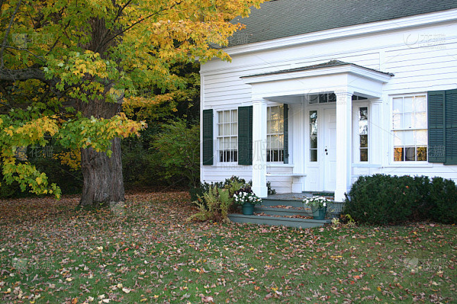 经典的白色房子在秋天的颜色