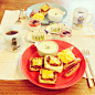 一位网名是tami的日本网友每天用一张照片记录她和丈夫的早饭，在网络上和大家分享，受到很多网友的喜欢~（2013.3.27.肉类酱和奶酪吐司）