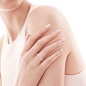 Tiffany Embrace®:Band Ring_model-shot-1