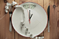 板的时钟指针指向浴室秤显示。饮食时间概念