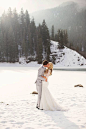 冬季婚纱照应该这样拍+来自：婚礼时光——关注婚礼的一切，分享最美好的时光。#婚纱照# #冬天#