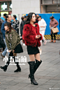 重庆街拍| 红色皮草外套+长靴，寒冬巧搭最出众。<br/>背后小姐姐靴子掉筒了，有什么方法让靴子不掉下来吗？ ​​​​
