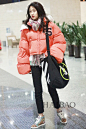 关晓彤2017年12月12日北京机场街拍：身着Fenty Puma by Rihanna橘色面包羽绒服，踩克里斯提·鲁布托 (Christian Louboutin) 运动鞋，肩背Off-White × Fragment Design帆布包
