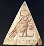 奔奔石bnbn，也叫葳奔Wbn、贝努Bnw，是贝努鸟栖息之处，可能是一种世界模型，常常作为金字塔、方尖碑的尖顶，也被当做金字塔的蓝图模型，也会被放置在金字塔中作为圣物崇拜，大多数实物是由闪长石、石灰石、花岗石包裹上金或者金银合金，上面刻有金字塔所有者的名字。 ​​​​