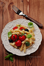 Oxana Denezhkina在 500px 上的照片Salad with cold pasta and vegetables