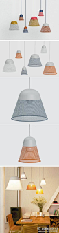 Ray 吊灯——这一系列“Ray”灯具是斯洛伐克设计师 Tomas Kral 为法国品牌 Petite Friture 制作的。相比于普通吊灯，Ray 下方增加了一圈金属网灯罩，点亮光源后，光线通过灯罩上的几何孔隙投射出来，制造独特的光影效果。