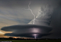 美摄影师捕捉气象奇景：闪电击穿超大胞风暴 : 36岁的自由摄影师瓦尼萨，很幸运的用相机捕捉到了闪电穿过云团的刹那。