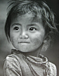  一个中国小女孩，眼神中透露着饱满的天真、坚韧、自信各种精神，让人动容。丨摄影师不详（500x646）