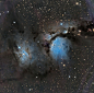 在猎户座内魅异的蓝色晕光和幽魂般的黝黑尘埃云柱，是星云M78和其他明亮反射星云最突出的特征。黝黑的丝状尘埃，除了吸收星光之外，也反射数颗最近刚在星云内诞生的蓝色亮星星光。By:Ian Sharp