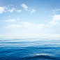 蓝天白云与微波粼粼的海面风景高清图片