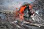 2013年4月20日，一小股岩浆从基拉韦厄火山Pu'u 'O'o火山口南边的寄生熔岩锥中飞溅出来。