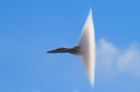 超音速飞机突破音障的瞬间！