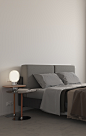 【卧室】：卧室的布置透着冷色调的距离感，但圆润的蛋椅，纤巧的小圆几，适当地进行中和加分。曲直有度的家具选择，空间生动不致平庸。