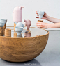 #产品设计##陶瓷设计##茶具设计#来自德国普福尔茨海姆大学（Pforzheim University）设计学院的毕业生 Roxanne Flick 从火烈鸟的身上汲取灵感，设计了一套名为 Purpur 的陶瓷茶具。