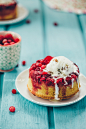 Cranberry upside-down cakes 喜欢这样的色调的食物摄影