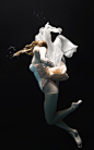 [唯美的水下芭蕾] 意大利女时尚摄影师Nadia Moro，她的这组水下摄影作品名为《Behind the Surface》，邀请一些演员演绎水下芭蕾，捕捉下唯美瞬间。芭蕾舞是一种轻盈，舒缓，优雅的舞蹈，在水中表现这种舞蹈更佳飘逸优美。
