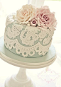 #布置##蛋糕#复古花边的翻糖蛋糕，浪漫蕾丝中透露出的是淡淡的优雅！放这样的蛋糕在婚礼上，是不是也不错呢？http://www.lovewith.me/share/detail/all/29828