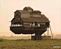 李开复：【悬浮的别墅】在乌克兰有一栋“悬浮的别墅”，这一建筑原本是当地农庄马铃薯分选站建筑的一部分，当地居民把房子设计成这样，是为了方便卡车快速装运马铃薯。这是乌克兰农业区的一种常见建筑，但这个小楼看起来也太奇怪了。