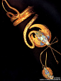 穆夏不僅是個畫家，他也設計珠寶，圖1的蛇形手鐲是他為女演員 Sarah Bernhardt 在『埃及艷后』中設計的
