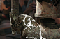 东汉错银铜牛灯上的龙，1980年出土于江苏邗江县甘泉2号东汉墓，现收藏于南京博物院。自战国时期起，部分青铜器开始从礼器向生活器具转型。此灯上的龙，狞厉之美不复，更多了些自然美感。 ​​​​